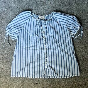 Universal Thread Blue and White Puff Sleeve Button Down Blouse With Tie Sleeves